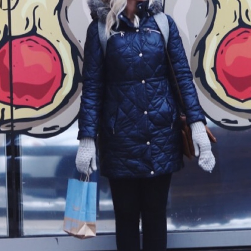 ACCEPTING OFFERS Guess winter Jacket. Warm and snug!